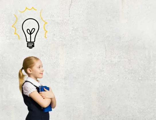 uczennica z żarówką  nad głową