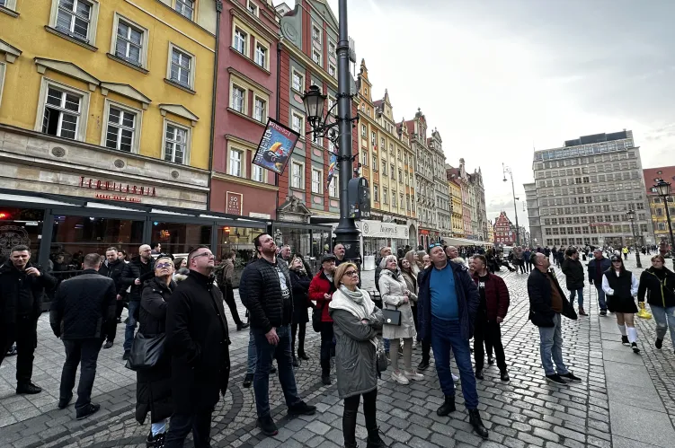zwiedzający na rynku wrocławskim w pochmurny dzień 