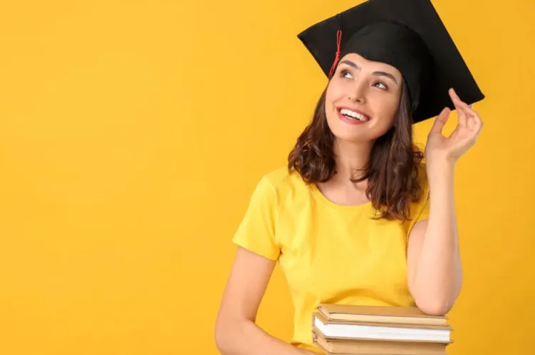 uśmiechnięta dziewczyna z biretem na głowie 