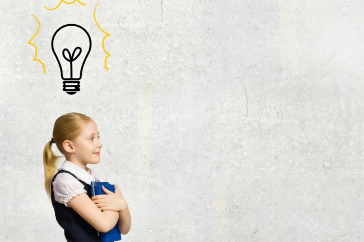uczennica z żarówką  nad głową