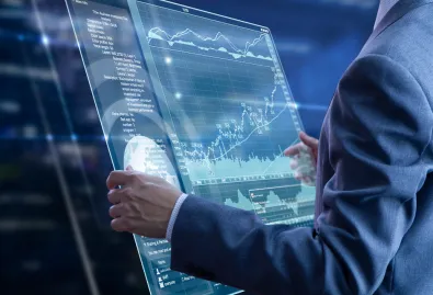 elegancki mężczyzna obsługuje elektroniczny panel 