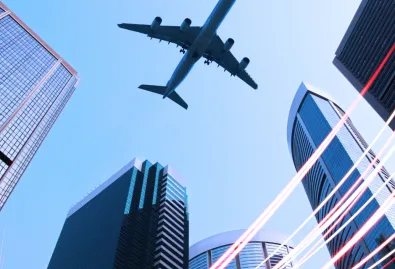 samolot na tle niebieskiego nieba w mieście 