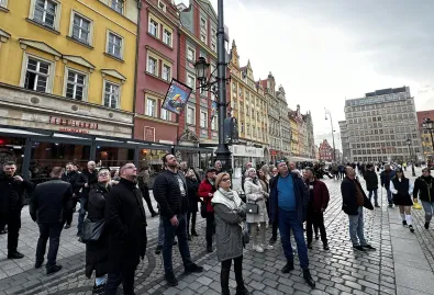 zwiedzający na rynku wrocławskim w pochmurny dzień 
