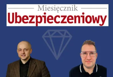 dwaj mężczyźni na tle loga Miesięcznik Ubezpieczeniowy Agent Ubezpieczeniowy Mateusz Kolbe oraz agent ubezpieczeniowy Rafał Wróbel 