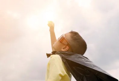 chopiec udający supermana 