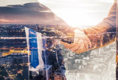 mężczyźni podają sobie ręce