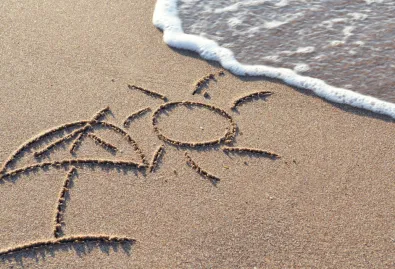 plaża, na piasku odrysowany parasol i słońce 