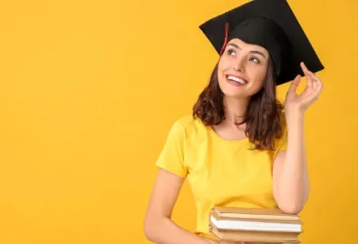 uśmiechnięta dziewczyna z biretem na głowie 