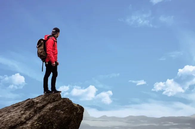 Turysta stojący na skale