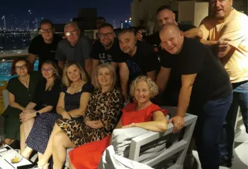 grupa ludzi pozuje do zdjęcia na spotkaniu integracyjnym