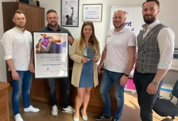 zespół ludzi w nagrodą 