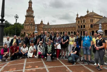 grupa osób w Sewiili na rynku