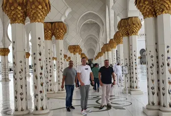 ludzie zwiedzający dubaj