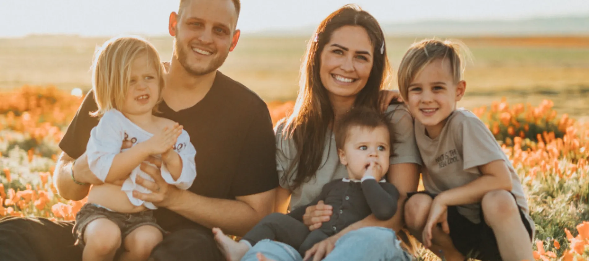 uśmiechnięta rodzina na łące 